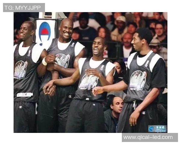 加内特与足球明星同框合影展现体育巨星的友谊与魅力 加内特与足球明星同框合影展现体育巨星的友谊与魅力